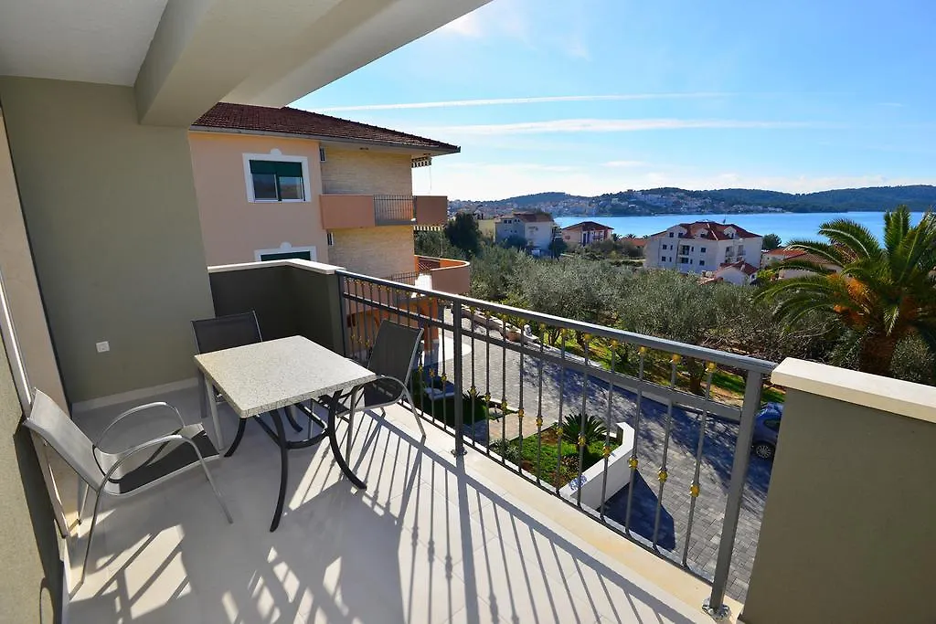 Apartments Villa Coratina Trogir 0*,